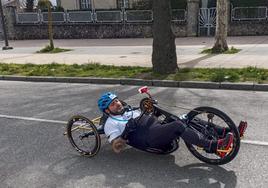 Joseba Azkarate, en plena acción con su handbike en el duatlón de Reinosa.