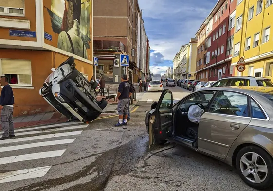 Una furgoneta de trabajo implicada en un accidente entre las calles Simancas y Vázquez de Mella, en Santander, el pasado enero.