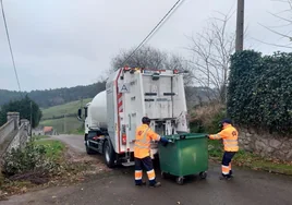 Dos trabajadores del servicio de recogida de basuras prestando el servicio para la nueva adjudicataria.