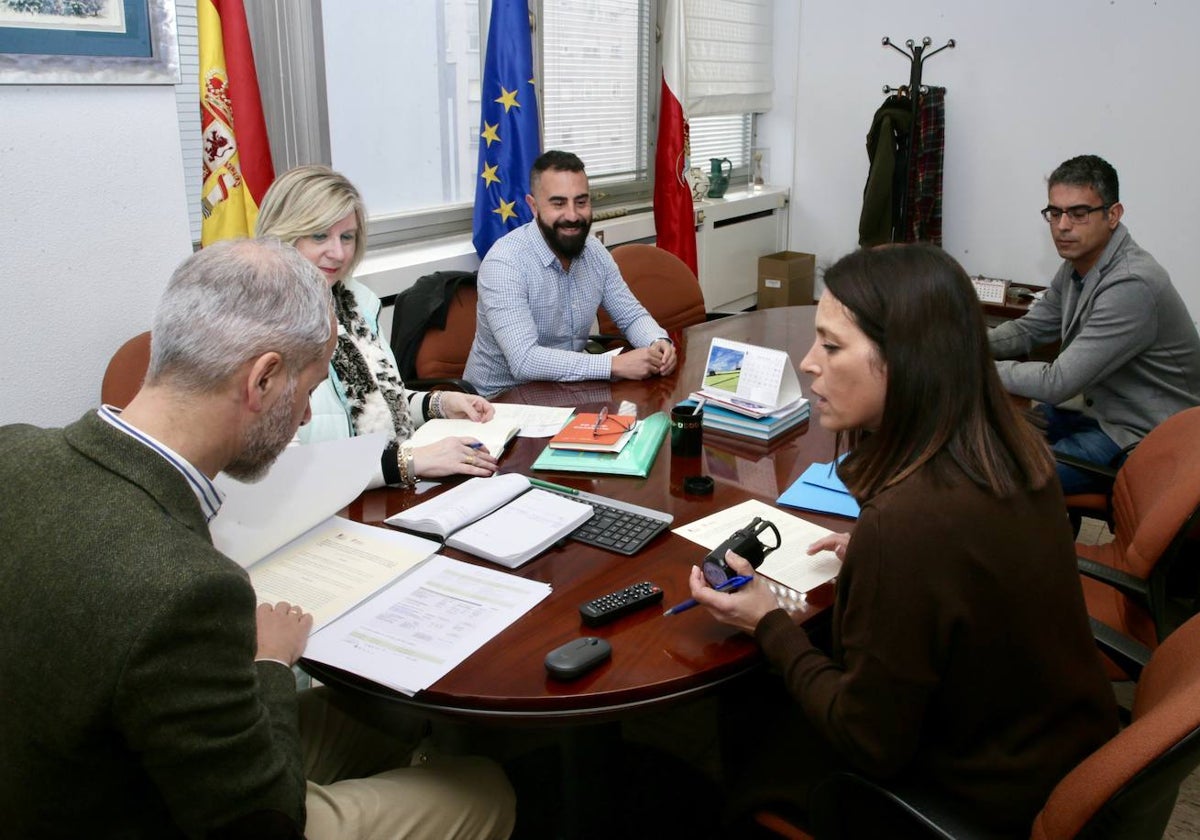 El consejero, Sergio Silva, junto a la alcaldesa, Carmen Pérez, en la reunión mantenida este lunes sobre la ampliación del centro.