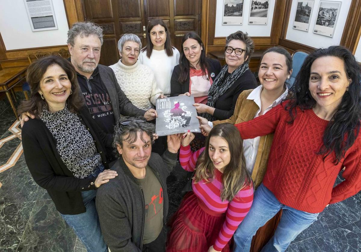 En primer término, José Iturraspe y Aroa Gómez. De izquierda a derecha, Anabel Díez, Pati Domenech, Rita Cofiño, Mamen Campo, Noemí Méndez, Begoña García, Marta Royano y Marta López Mazorra, en la presentación del acto de celebración del Día Mundial del Teatro.