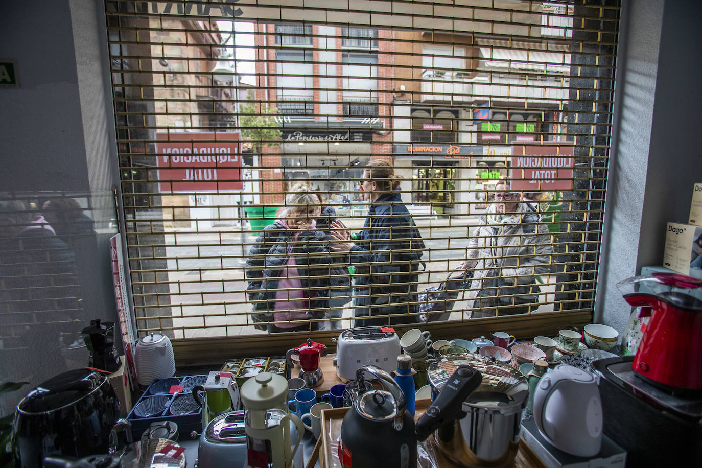A la calle Consolación 27 se han acercado muchos clientes, atraidos por los carteles de cierre y liquidación.