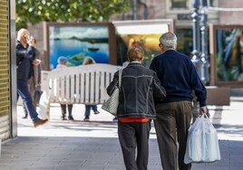 Dos jubilados pasean por las calles de Torrelavega.