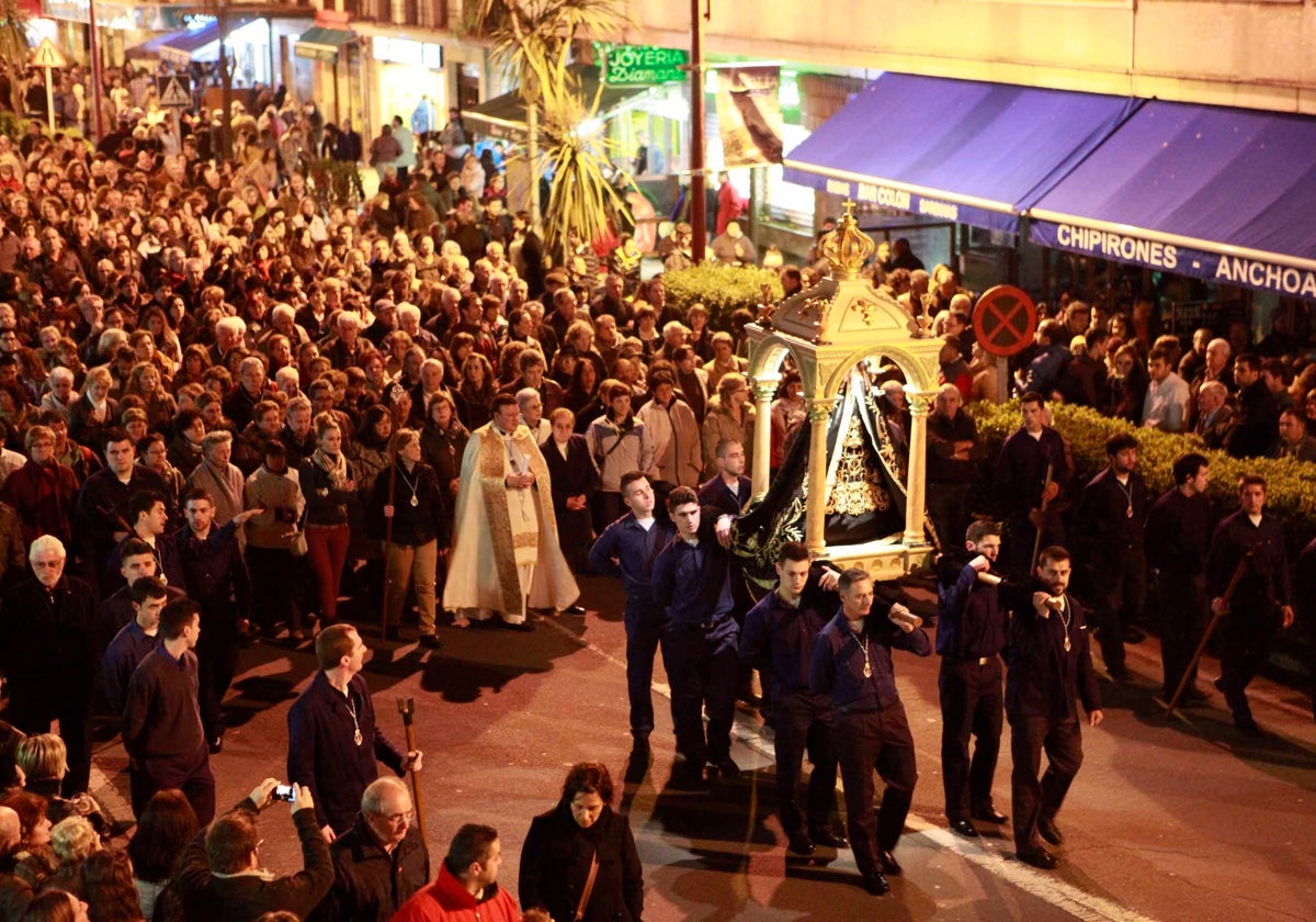 Procesión de Las Antorchas con la imagen de la Virgen de La Barquera.