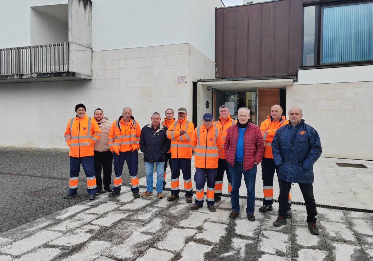 Trabajadores del servicio de recogida de residuos de Santa Cruz de Bezana se han concentrado este martes frente al Ayuntamiento, horas después del inicio de la huelga.