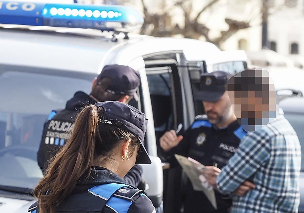 La Policía Local en un control de alcoholemia en el Paseo de Pereda.