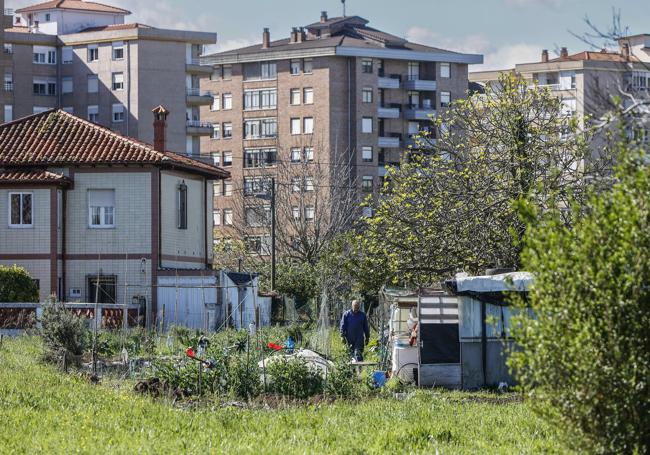 El verde y las huertas, en primer término; el casco urbano, al fondo.