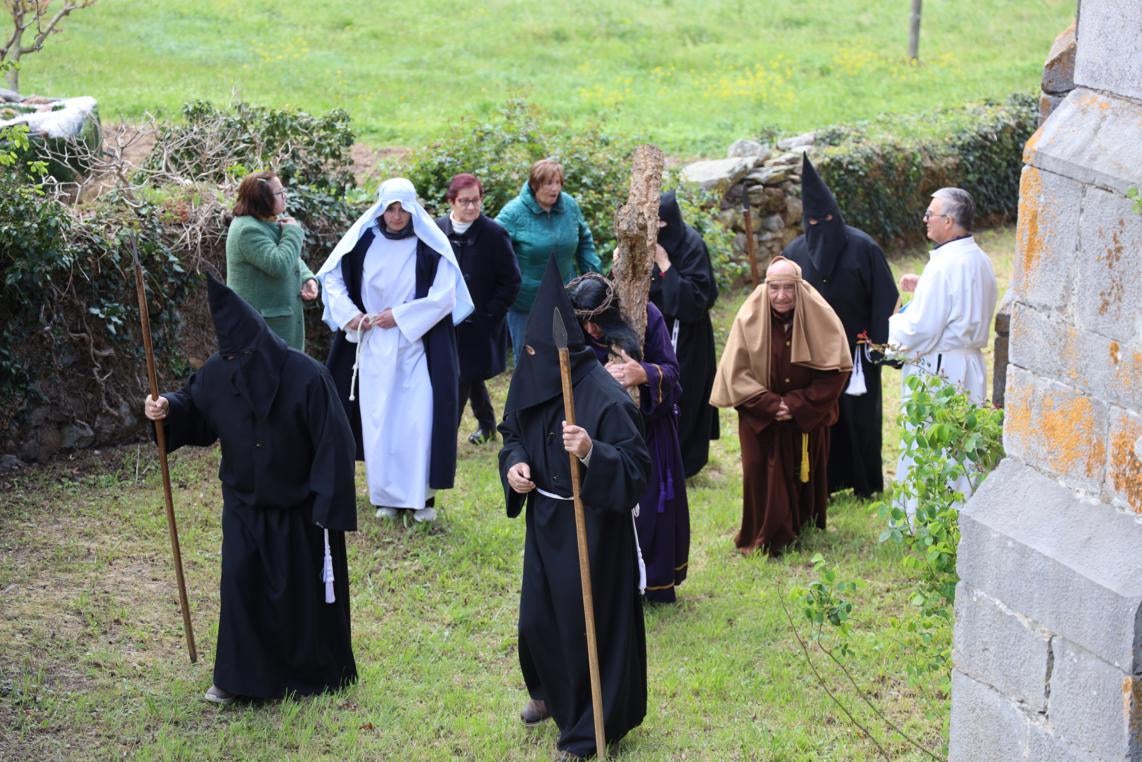 El viacrucis se inició en la ermita de Esanos