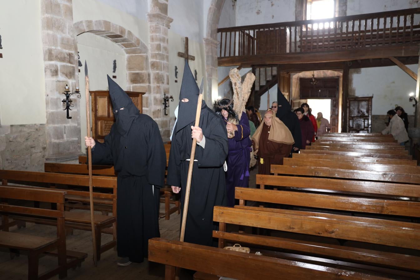 El viacrucis finalizó en el interior de la iglesia de San Pedro de Bedoya