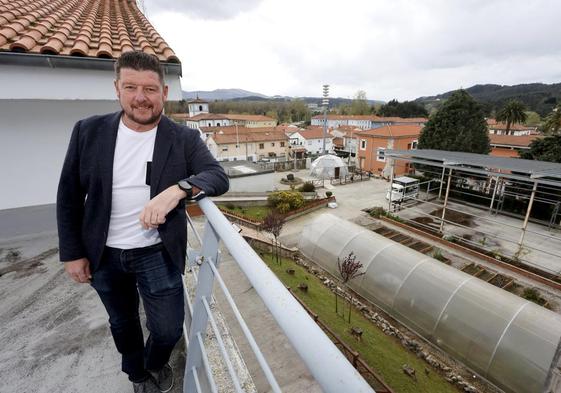 Jesús Sánchez posa en las instalaciones de la Agencia de Desarrollo Local, en Barreda.