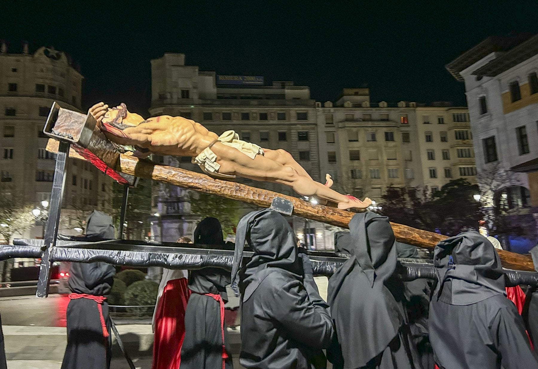 El Cristo de la Misericordia, enprocesión, a su regresoa la Porticada.