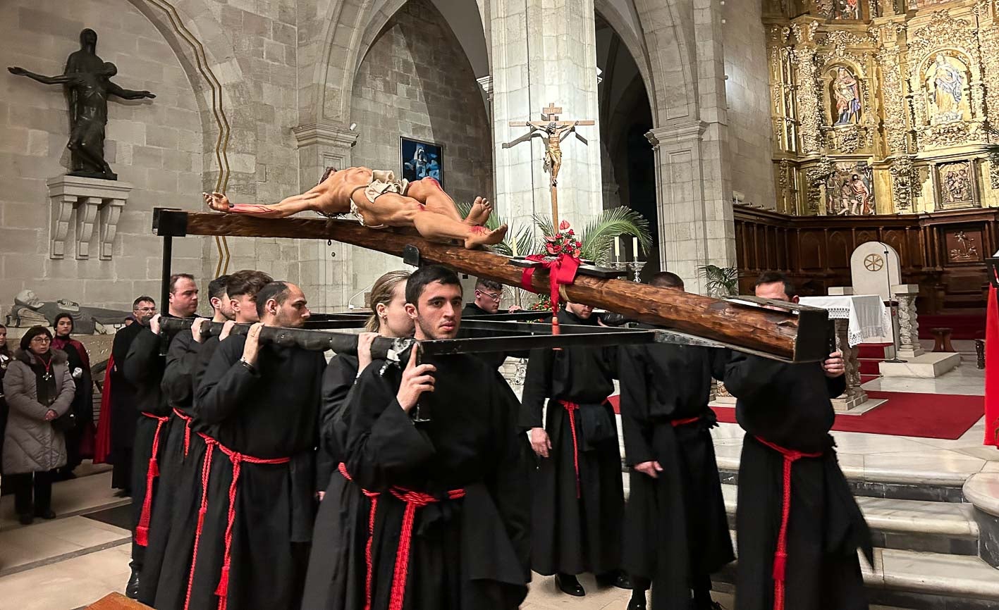 El Cristo de la Misericordia llega a la capilla de la Catedral.