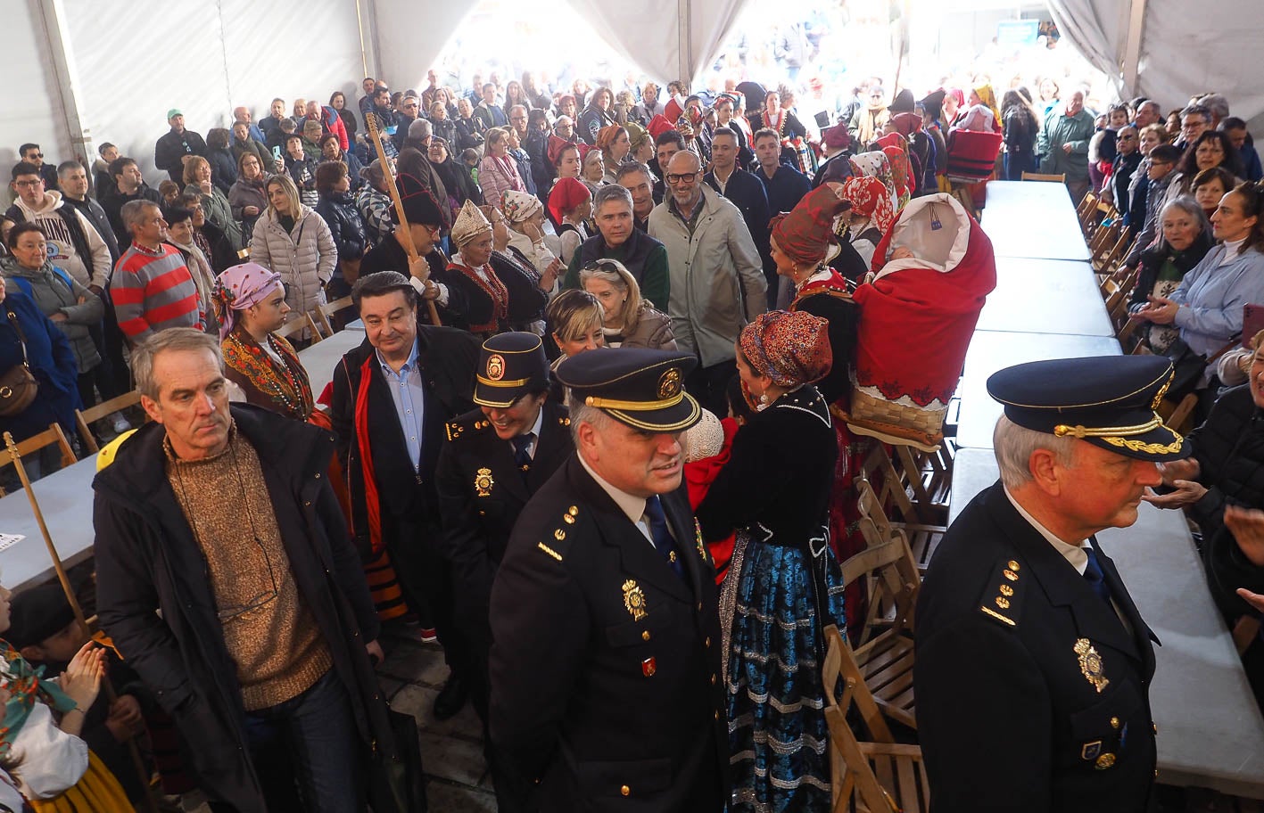 La feria se celebrará hasta este domingo en la Plaza del Doctor Madrazo, donde permanecerá instalado el tradicional mercado agroalimentario y artesanal.