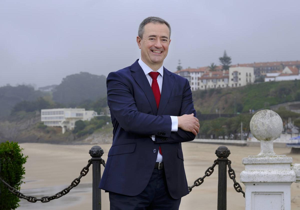 El gerente Luis Cubría, en la zona alta del puerto de Comillas, con vistas a la playa de la villa.