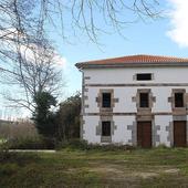 El molino de Torrentero está ubicado entre Sarón y la Encina. Fue rehabilitada la fachada y tejado en su primera fase.