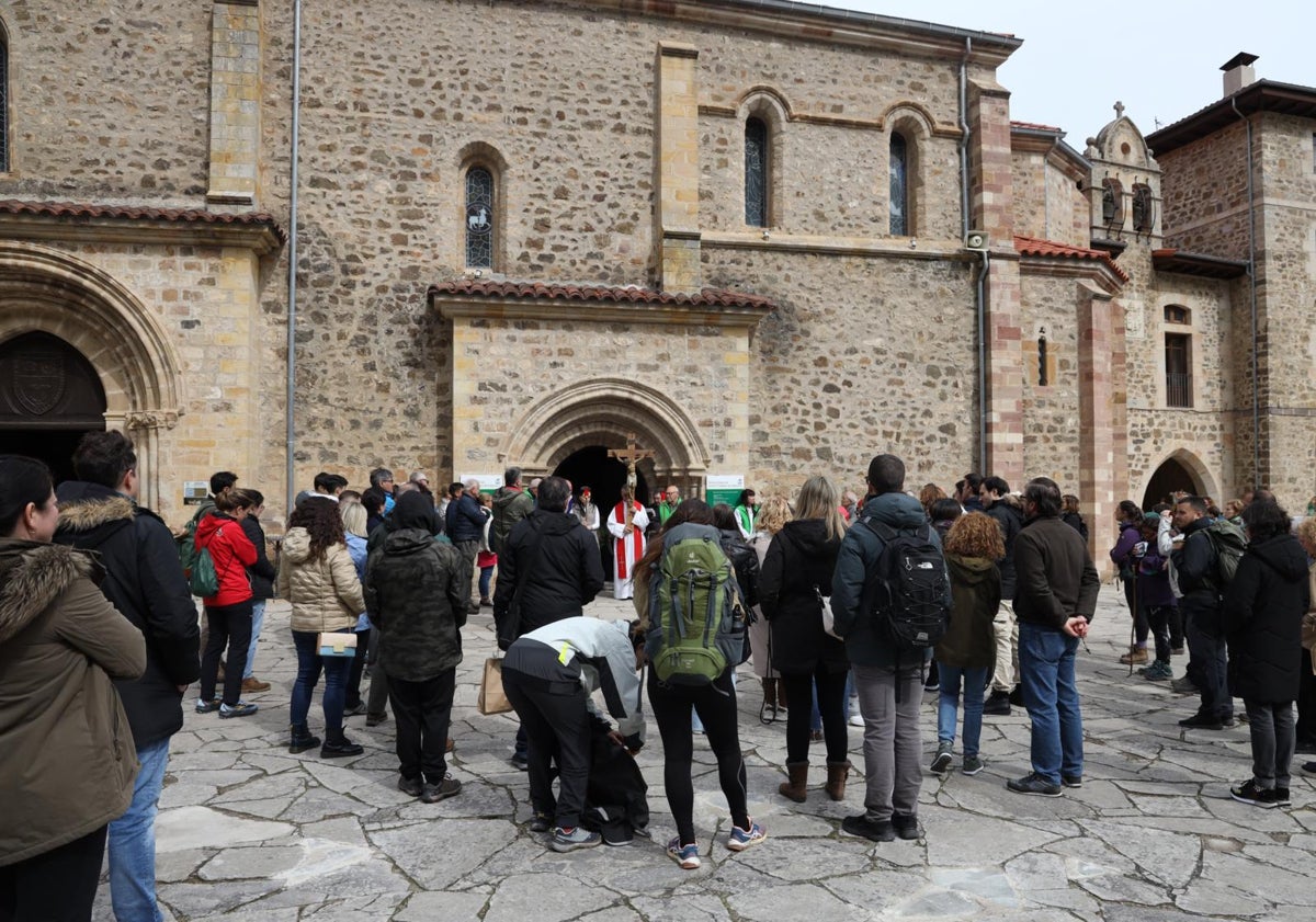 Imagen principal - Tres momentos del solemne viacrucis en el exterior e interior de la iglesia del monasterio de Santo Toribio