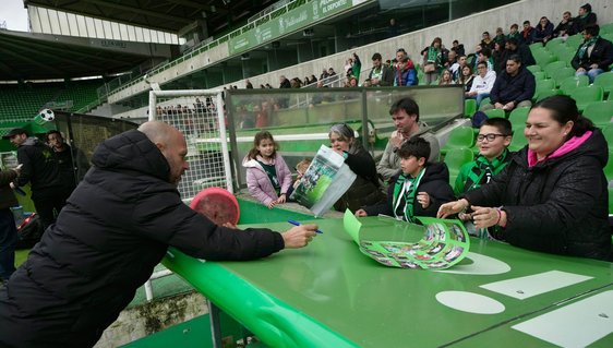 José Alberto firma autógrafos a los aficionados que se acercaron a ver el entrenamiento.