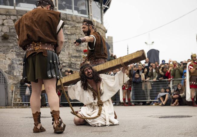 Los sonoros alaridos del joven actor encarnando a Jesús sobrecogieron al público.