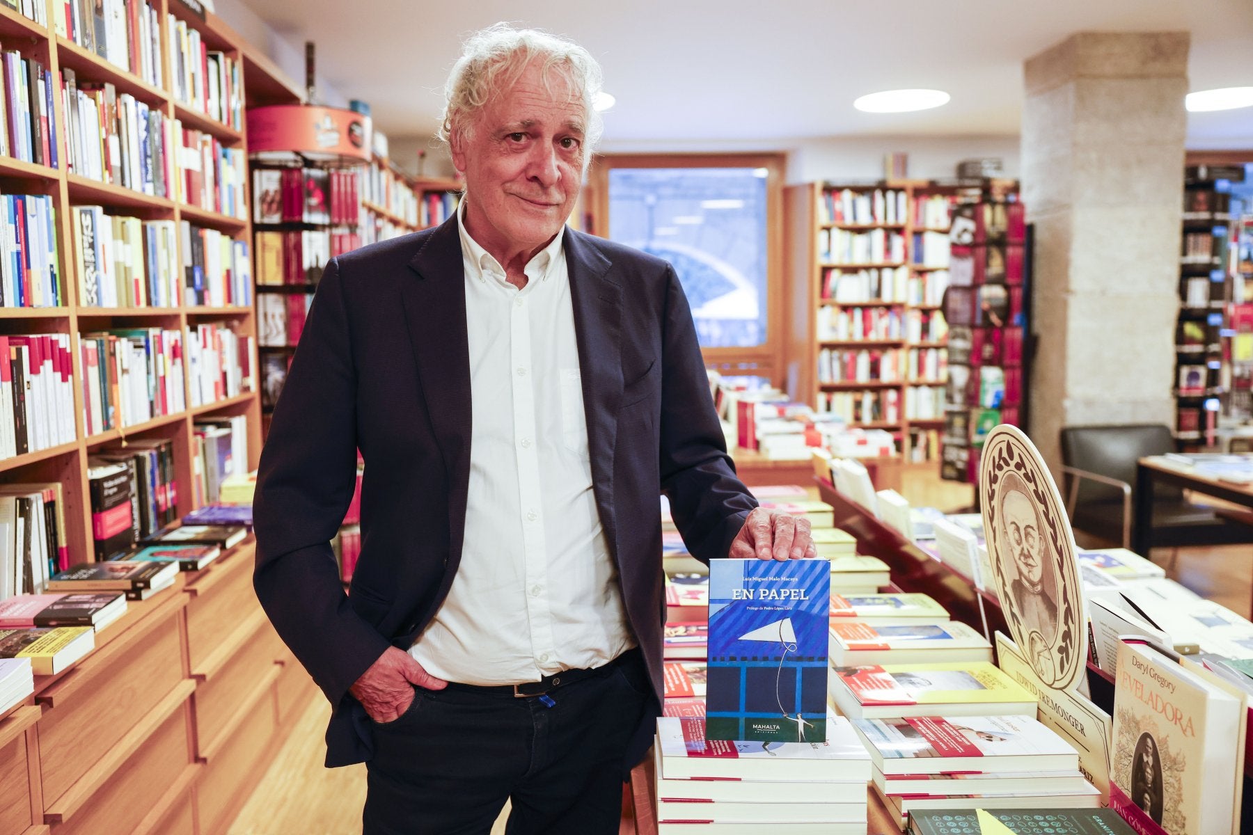 Luis Malo Macaya presentó su poemario recientemente en la librería Gil .
