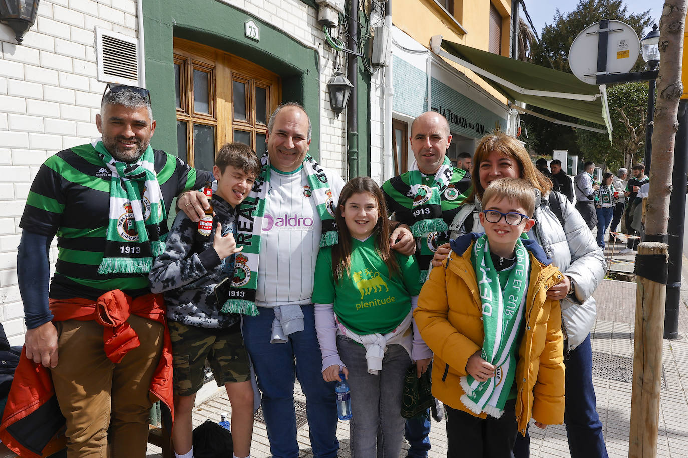 Muchos aficionados se desplazaron en grupo a la ciudad asturiana. El viaje estaba señalado entre el racinguismo como uno de los imprescindibles esta temporada.