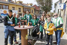 Varios aficionados verdiblancos, en una terraza en Gijón