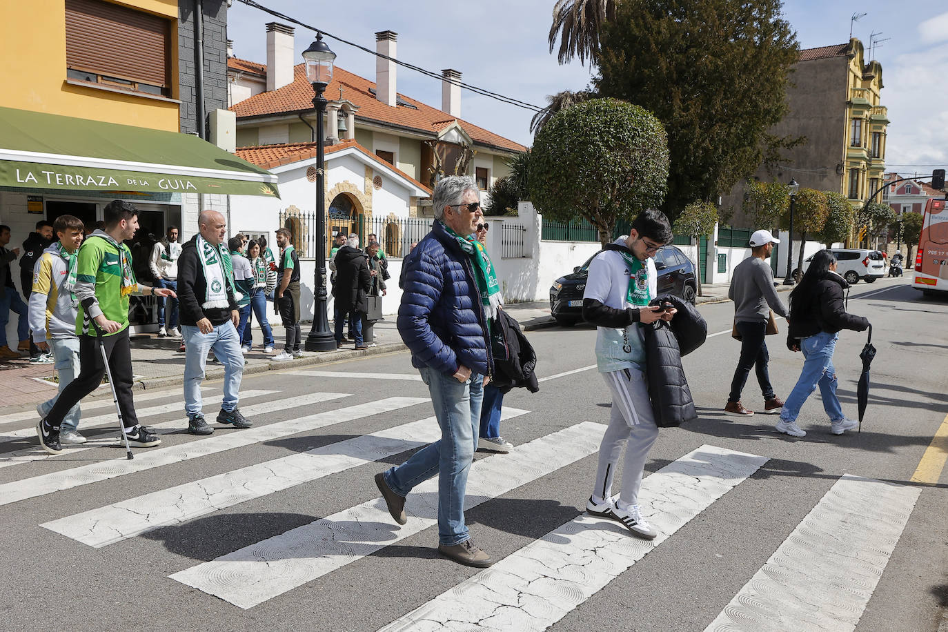 La plaza Campu la Guía fue el lugar elegido por el racinguismo para quedar por la mañana.