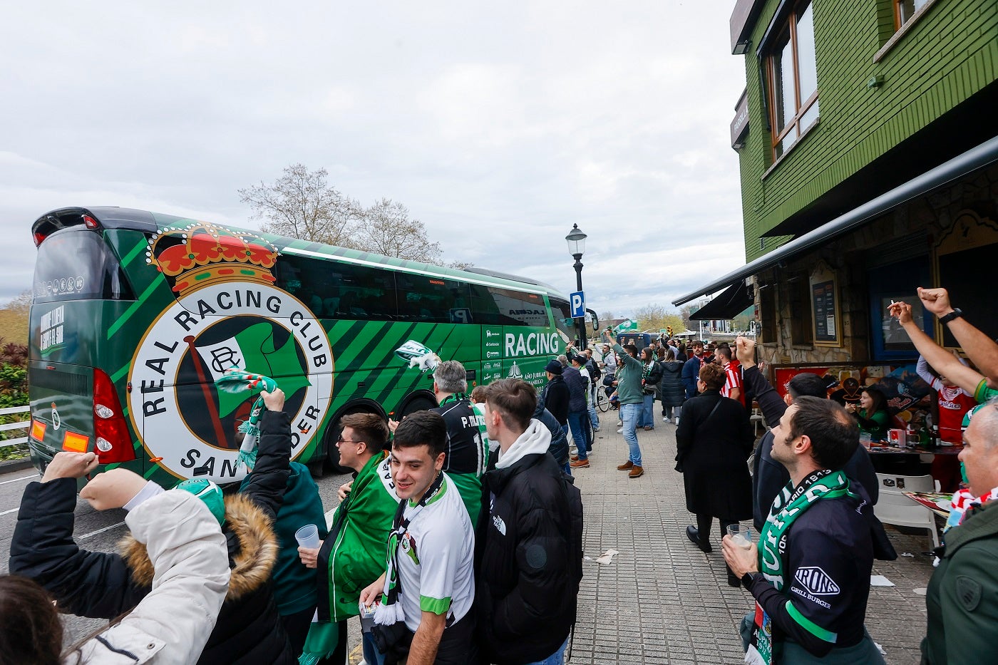 El racinguismo tiñe Gijón de verde y blanco