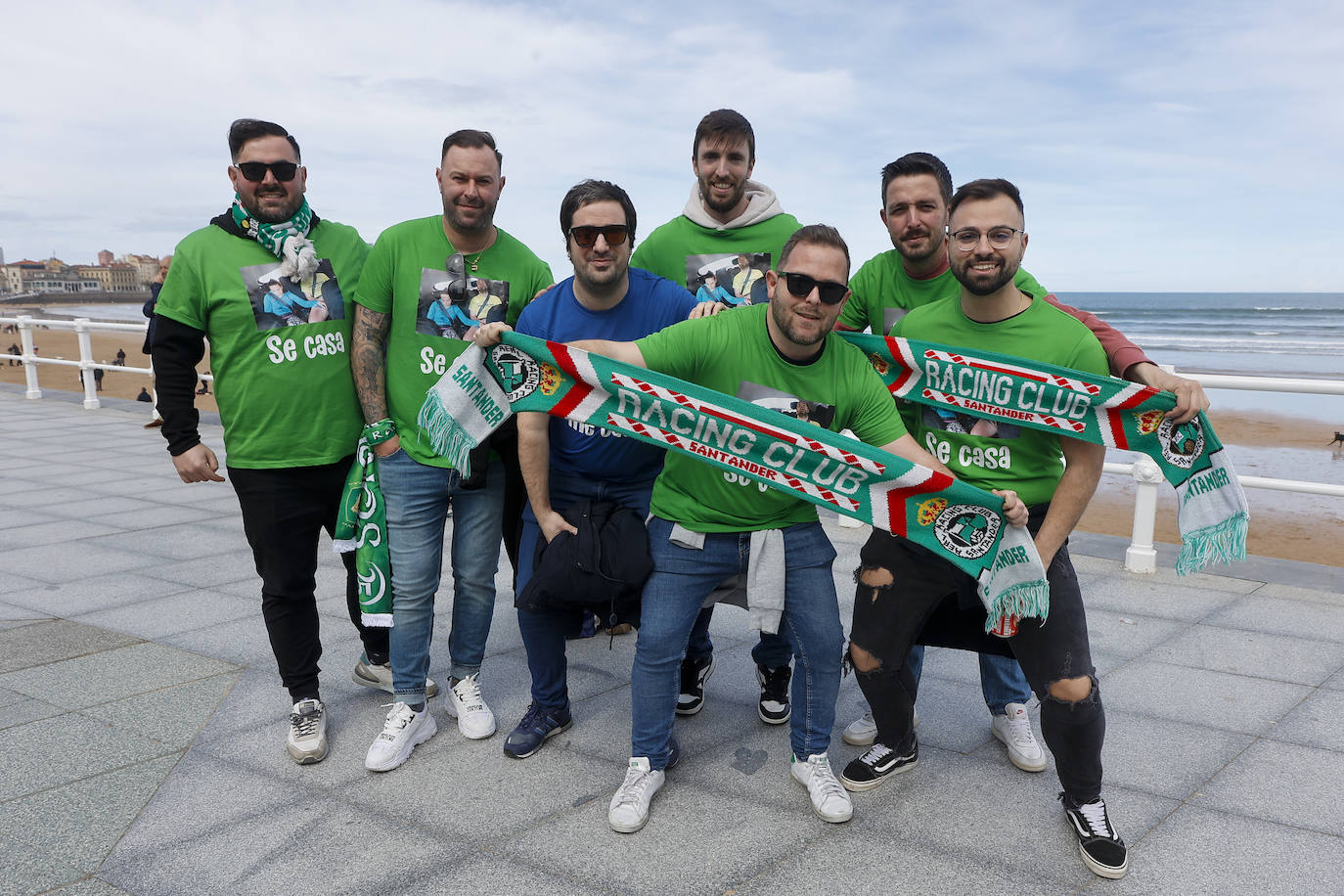 Siete hinchas verdiblancos, junto a la playa de San Lorenzo.