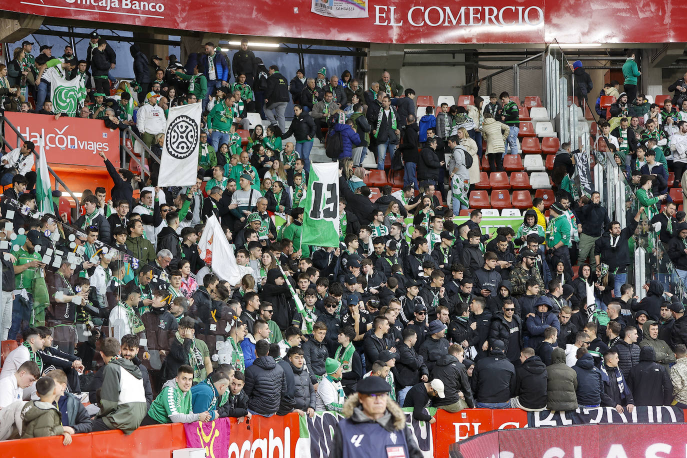 La afición racinguista, ya en el interior del estadio de El Molinón.