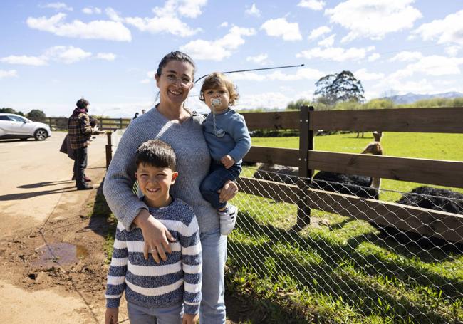 María, junto a sus dos hijos en Cabárceno.