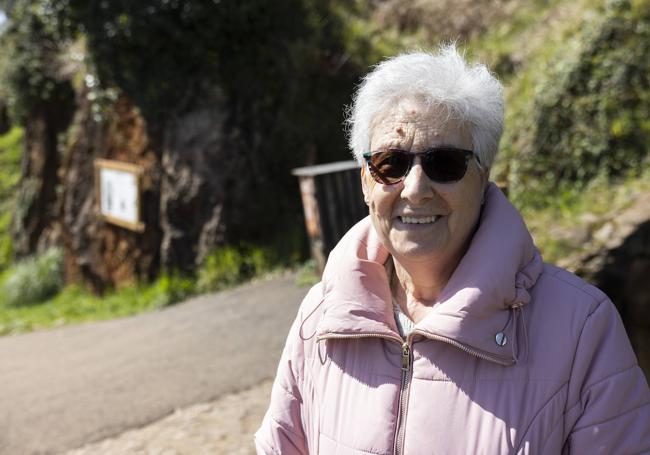 María Rosario, sonriente en el parque.