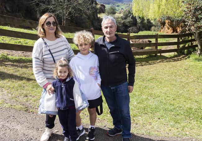 Lourdes y Paco con sus nietos, Luca y Olivia.