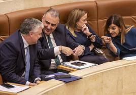 La presidenta Buruaga charla con los consejeros Luis Ángel Agüeros, Roberto Media e Isabel Urrutia, el núcleo duro de su Gobierno.