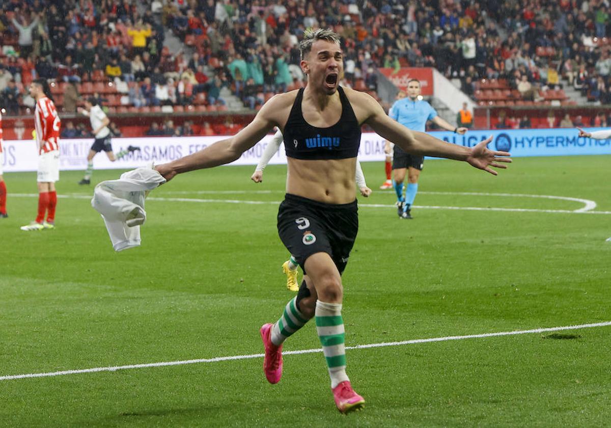 Arana celebró su segundo gol quitándose la camiseta, lo que le valió la tarjeta amarilla.