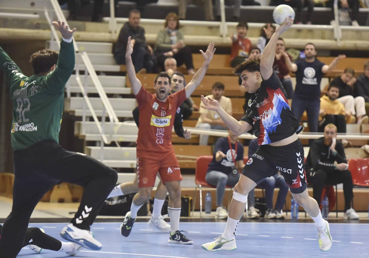 Jacob Díaz, lateral derecho del Blendio Sinfín, encara a Daniel Arguillas, portero del Bada Huesca.