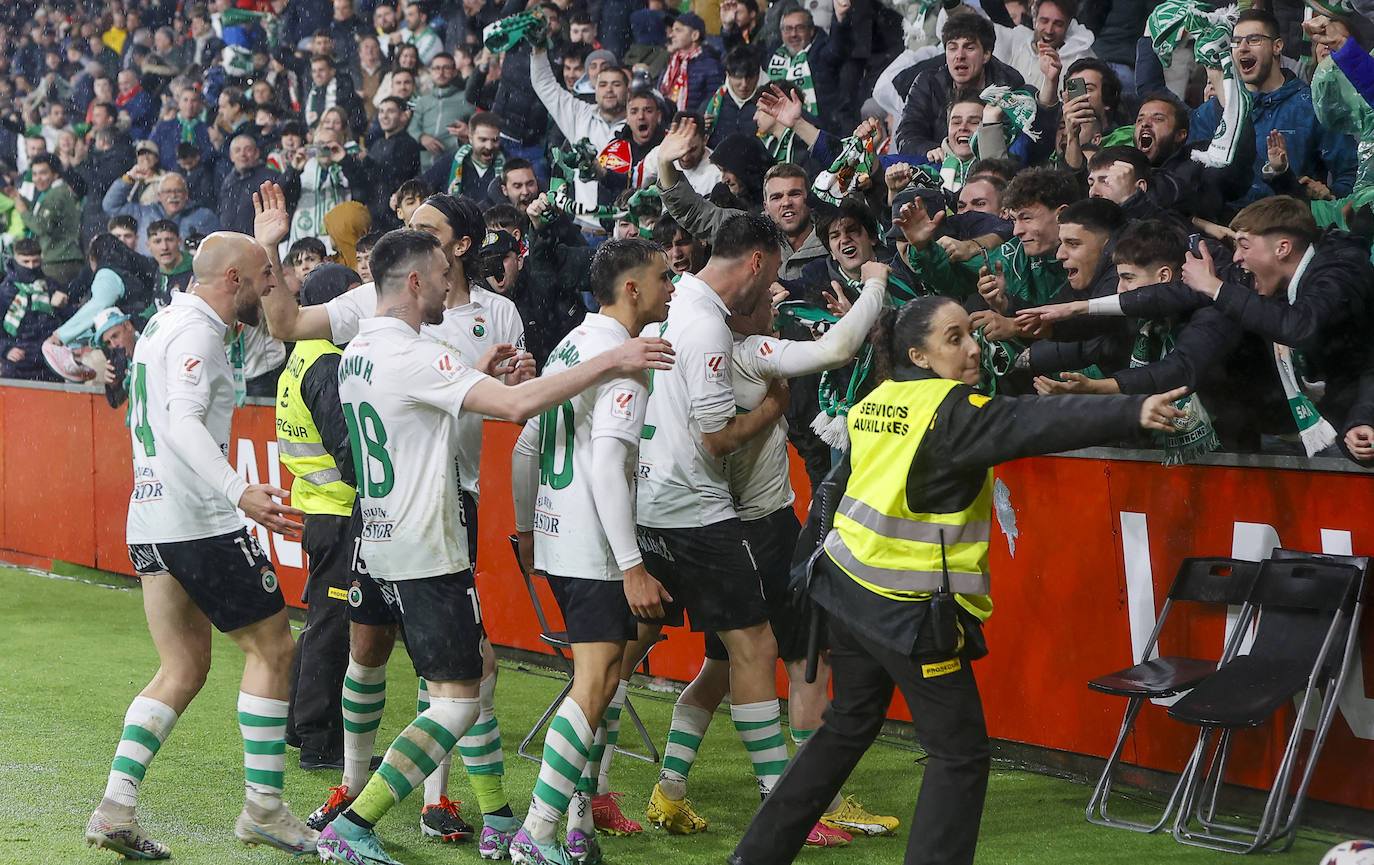 Los jugadores se acercan a la grada para celebrar el triunfo con los aficionados