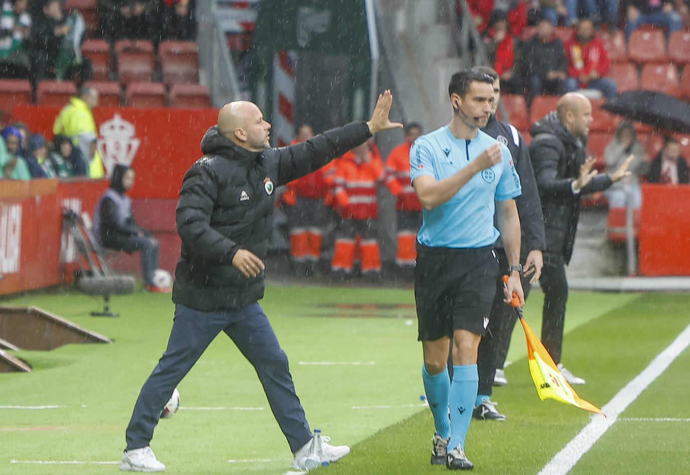 José Alberto da instrucciones a sus jugadores. La lluvia estuvo intermitente todo el encuentro