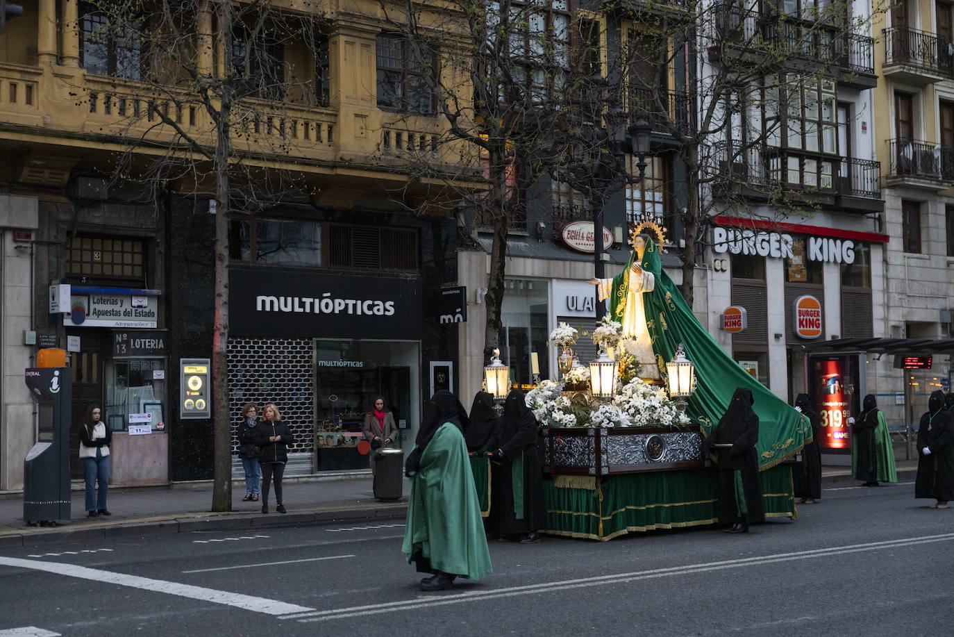 La imagen de la virgen, justo a su paso por enfrente del Ayuntamiento