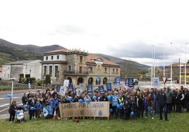 Vecinos de San Vicente de Toranzo junto a una gran pancarta que anuncia que están 'Unidos por el agua'.