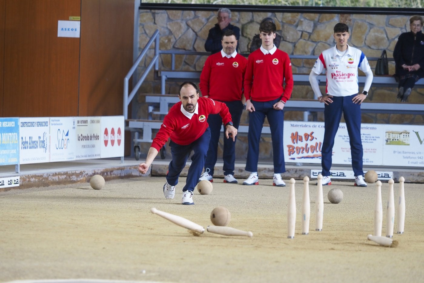 Rubén Túñez birla para Riotuerto. Detrás, Alfonso Díaz y Miguel Hernando.