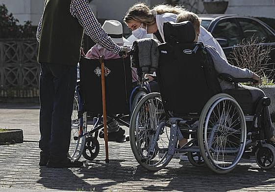 Dependientes de una residencia de mayores, durante la visita de familiares.