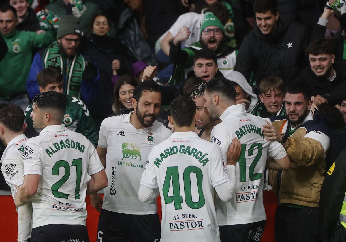 Los jugadores del Racing celebran el gol de Arana.