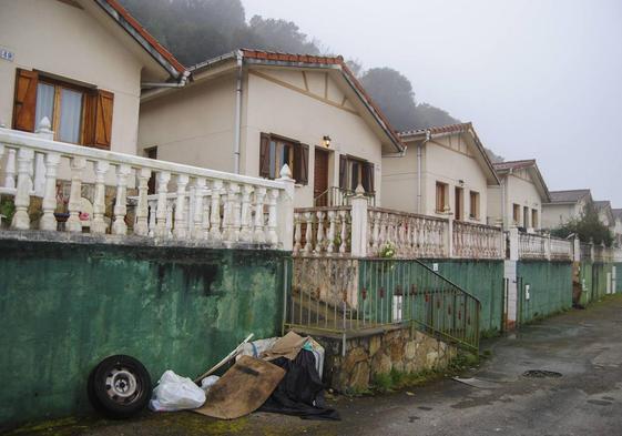 Viviendas de la urbanización Las Llamas II, en El Camino del Portillo de Argoños, tomadas por los okupas.