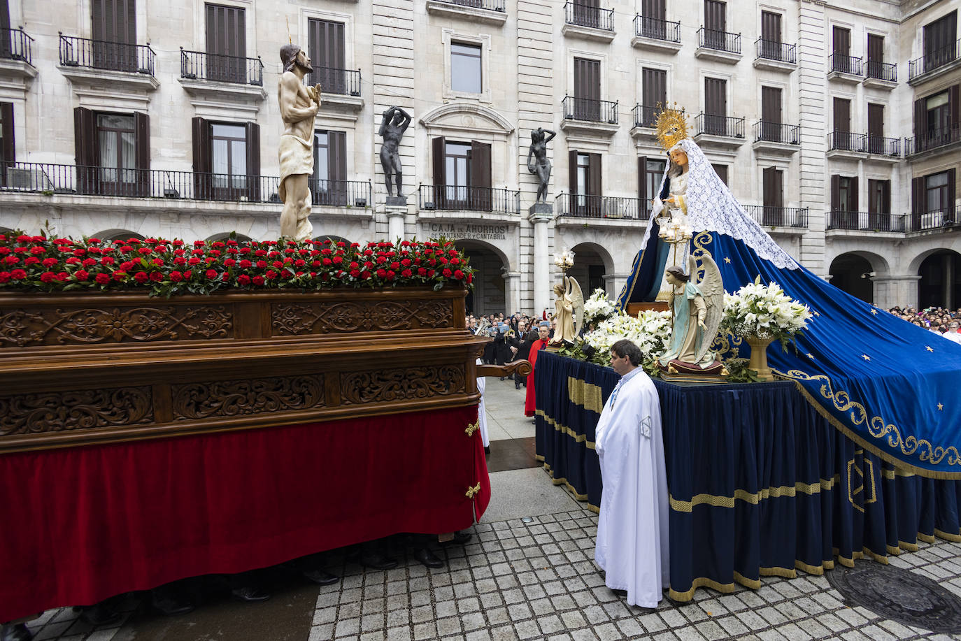 El encuentro entre Jesús, recién resucitado, y su madre puso fin este Domingo de Pascua a las procesiones de Semana Santa.