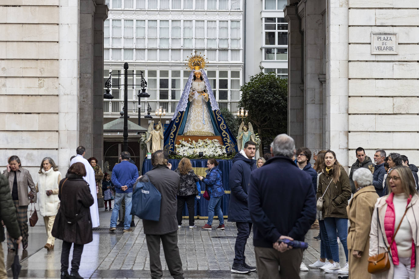 El paso de la 'Virgen Inmaculada Gloriosa' salió de la iglesia de los Carmelitas acompañada de las hermandades de la Inmaculada y la Merced. Aquí, a su llegada a La Porticada