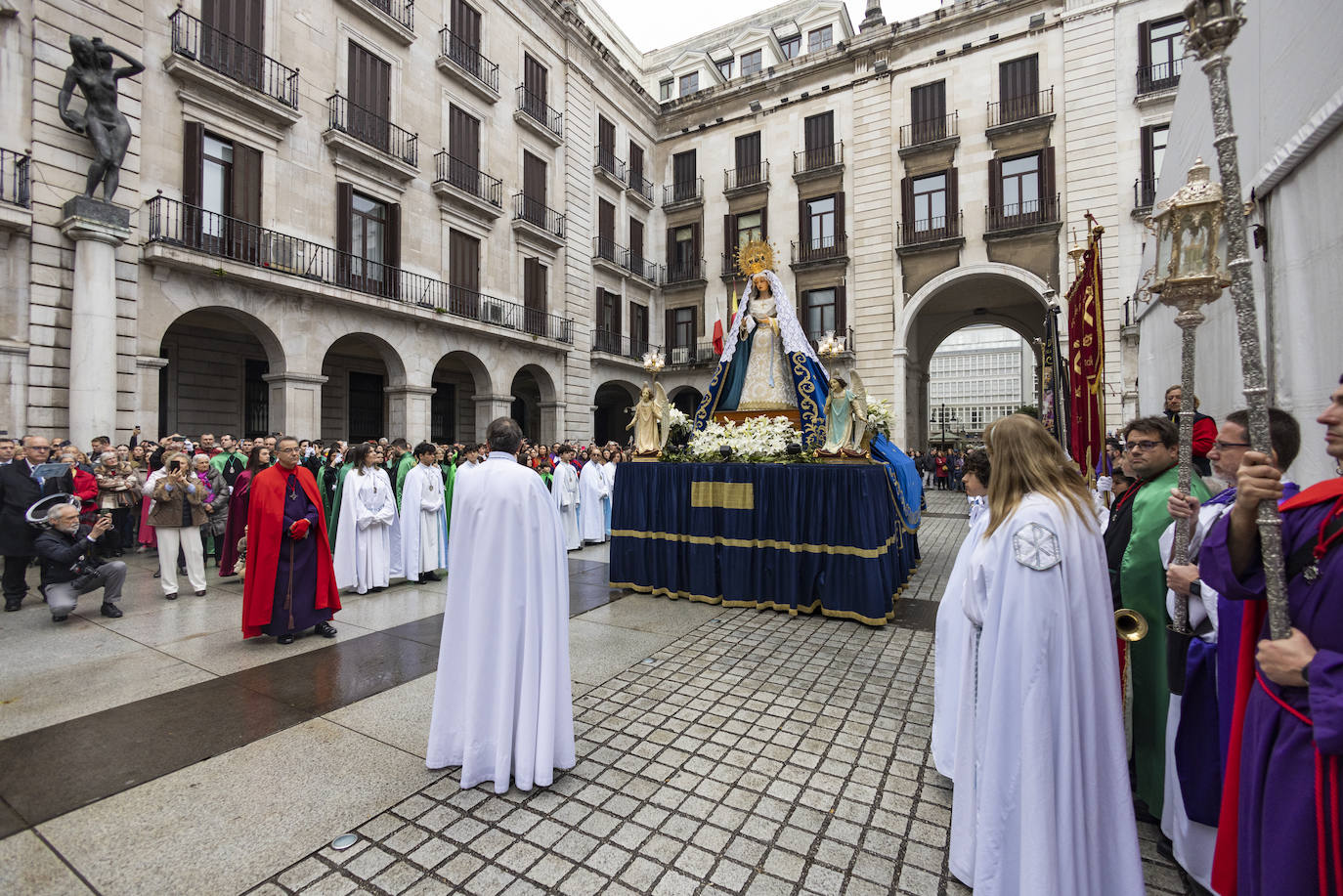 El paso de la 'Virgen Inmaculada Gloriosa' llega al encuentro con Jesús Resucitado