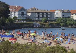 Un grupo de bañistas disfruta de un día de playa, el verano pasado, en Noja.