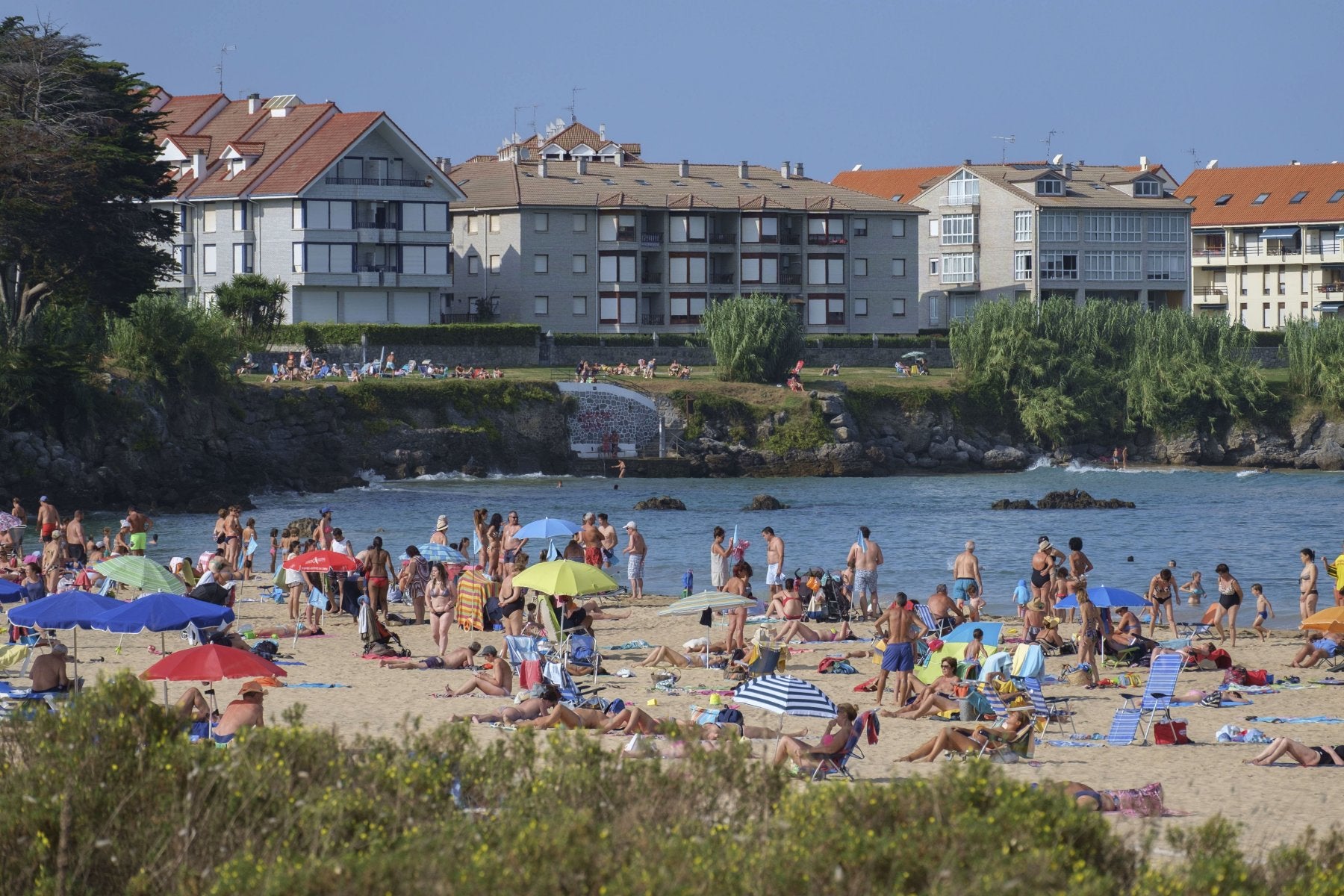 Un grupo de bañistas disfruta de un día de playa, el verano pasado, en Noja.