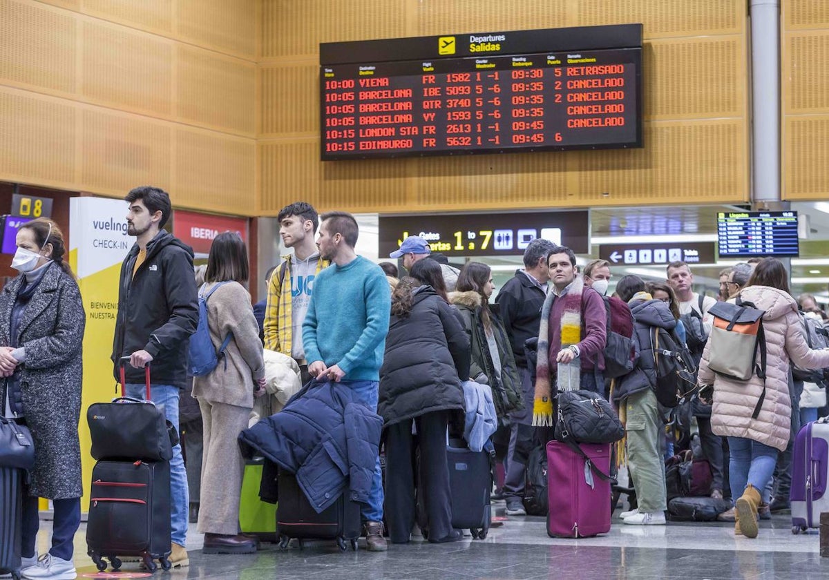 Pasajeros en la terminal del Seve Ballesteros.