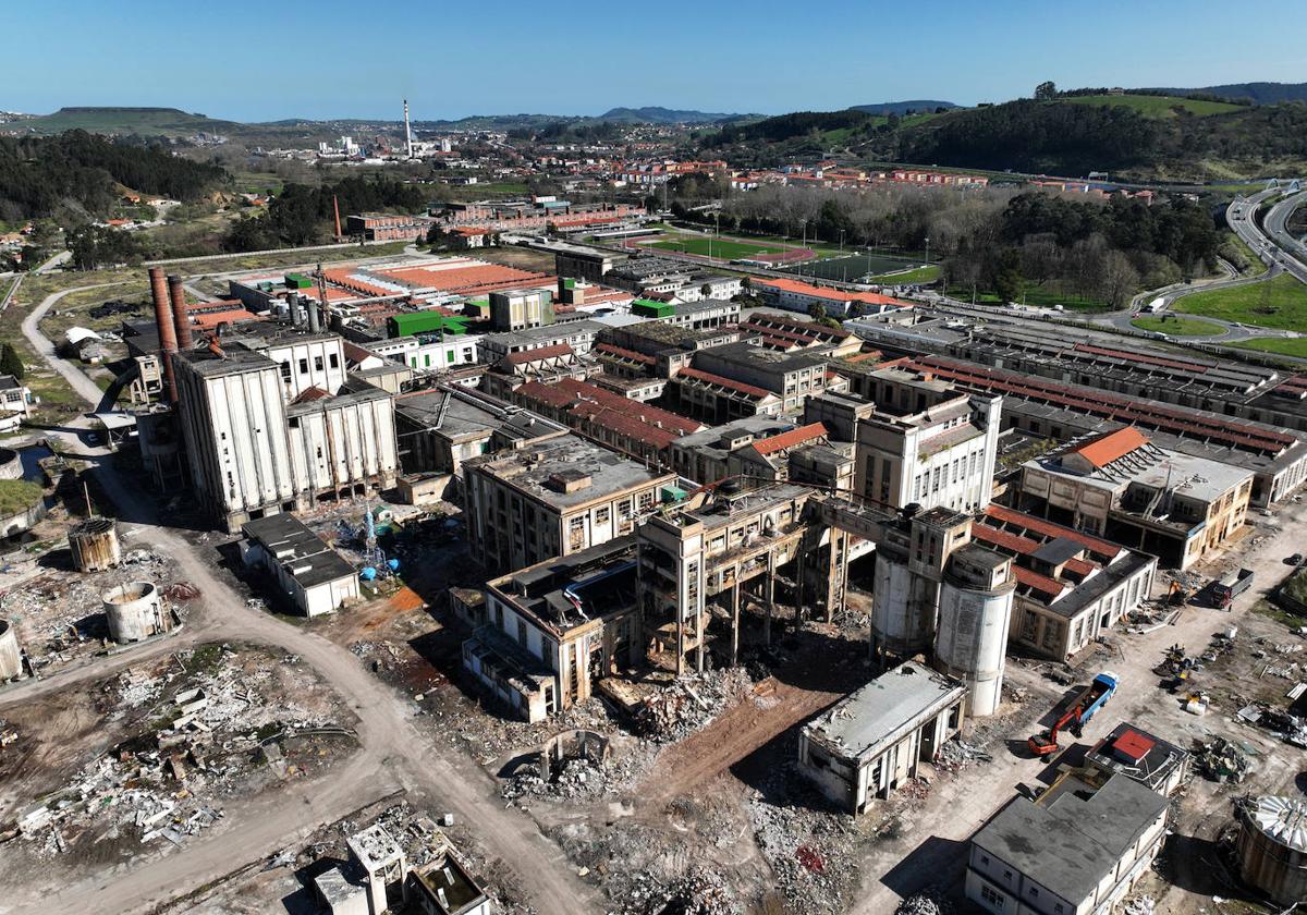 Parte del complejo de Sniace dedicada al blanqueo del material, en pleno desmantelamiento